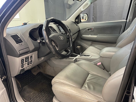 Toyota HiLux 19 of 30