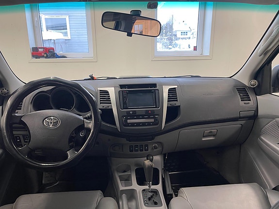 Toyota HiLux 8 of 30
