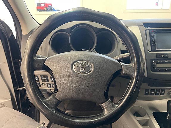 Toyota HiLux 10 of 30