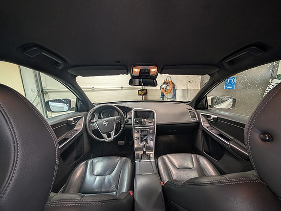 Volvo XC60 2 of 18