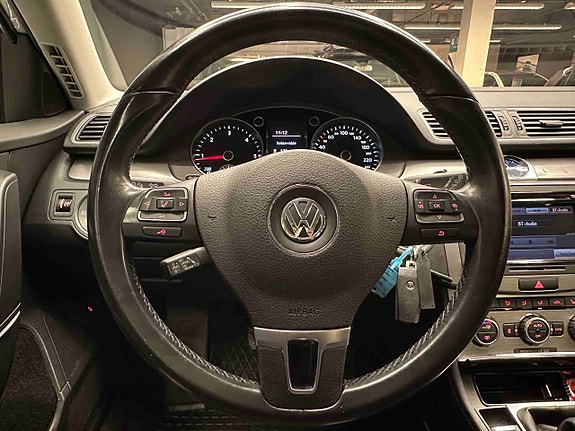 Volkswagen Passat 12 of 30