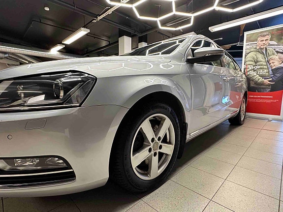 Volkswagen Passat 2 of 30
