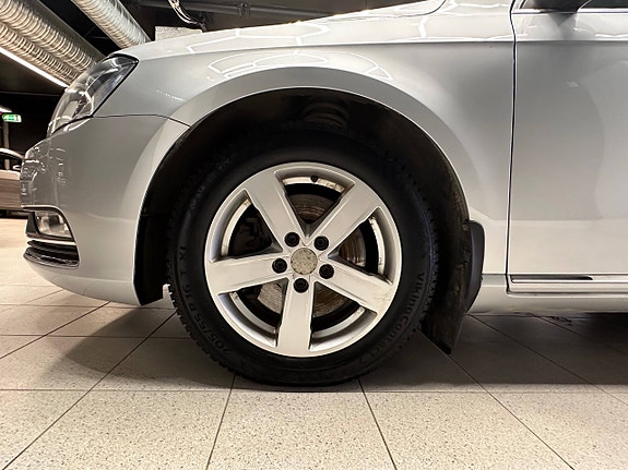 Volkswagen Passat 3 of 30