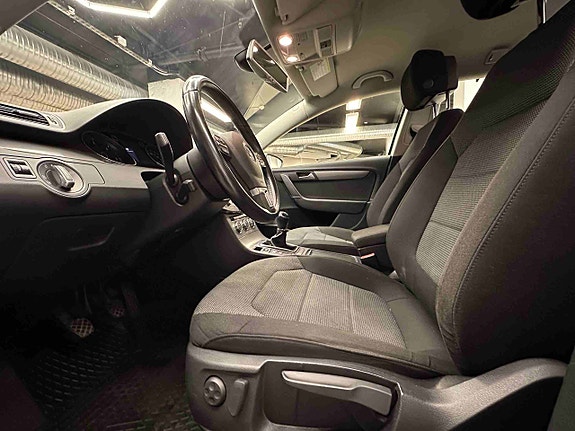 Volkswagen Passat 30 of 30