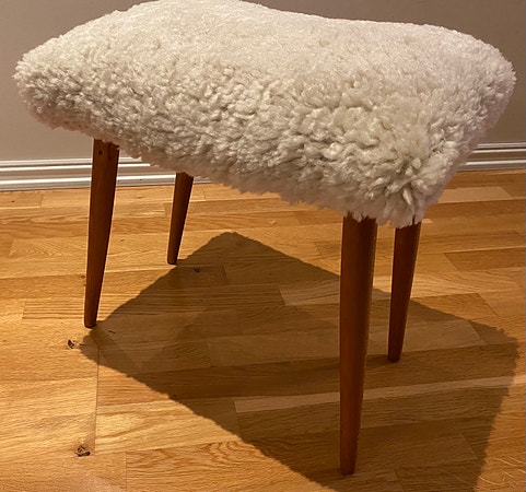 Skjønn fotskammel/krakk retro fra 60-tallet med ekte hvit lammeull