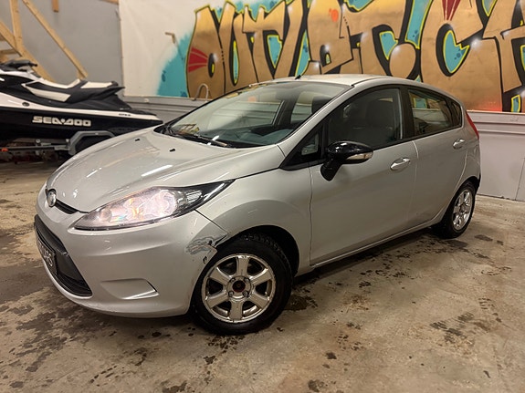 Ford Fiesta 2 of 5