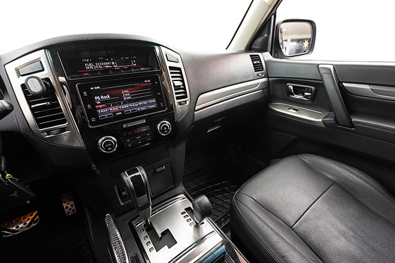 Mitsubishi Pajero 14 of 26