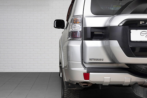 Mitsubishi Pajero 4 of 26