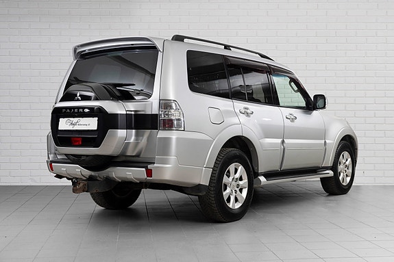 Mitsubishi Pajero 2 of 26