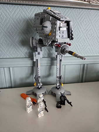 LEGO Star Wars byggesett AT-ST med minifigurer.