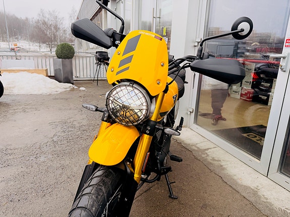 Triumph Scrambler 400XC 5 of 10