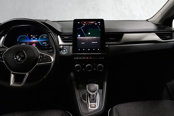 Ved trykk på Auto Hold knappen, holder bilen automatisk inn bremsen når du står stille, slik at du selv ikke må aktivt holde den inne. Perfekt til for eksempel kø/bykjøring.