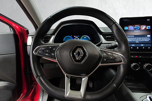 Med ryggekamera og parkeringssensorer får du tydelig oversikt rundt bilen, noe som gjør det enkelt å parkere og manøvrere selv på trange plasser.