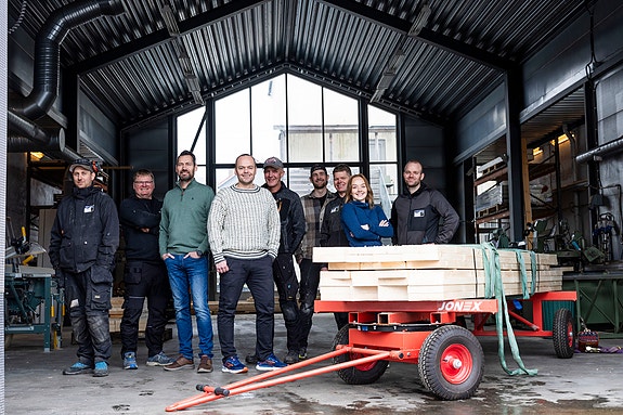 Noen av oss samlet i produksjonshallen