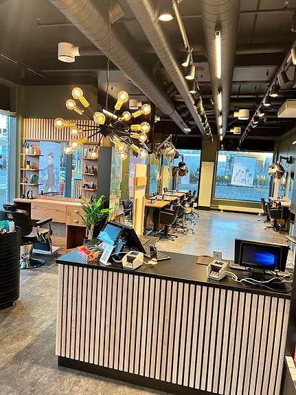 Resepsjon med 2 kasser og god plass