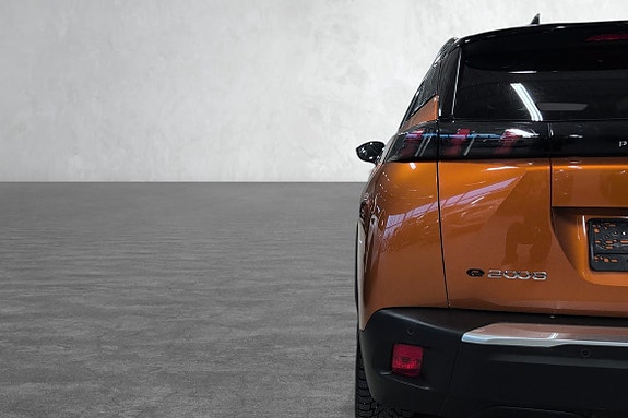 Adaptiv cruisekontroll holder automatisk avstand til bilen foran for en mer avslappet kjøretur.