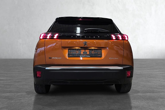 Peugeot e‑2008 kan hurtiglades med opptil 100 kW, og lader hjemme med opptil 7,4 kW via Type 2‑lader.