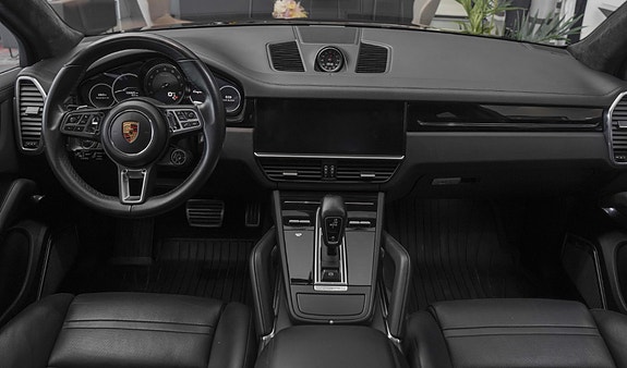 Porsche Cayenne 3 of 22