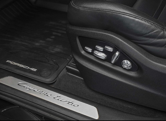 Porsche Cayenne 17 of 22