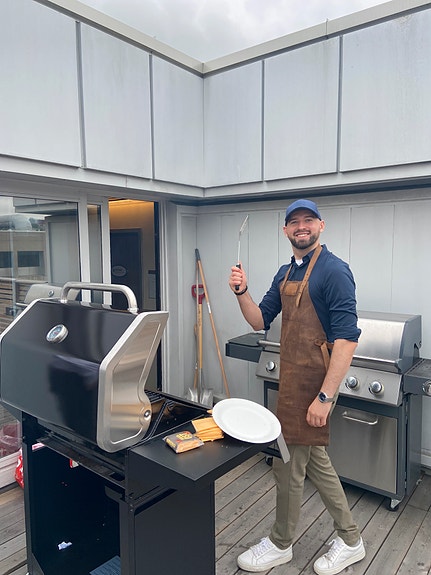 En av dine nye kollegaer griller til lunsj, sammen med nye og gamle kunder.