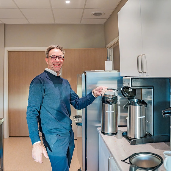 Svein Jøran har mange arbeidsoppgaver på Livets hus og trår gjerne til der det trengs. Foto: Mediaveien