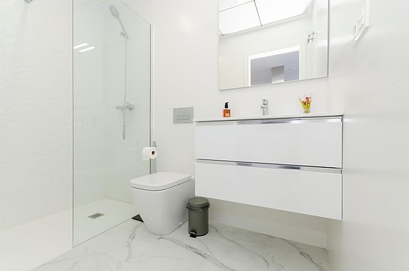 NØKKELFERDIG! Moderne villa med 3 soverom, privat basseng og takterrasse