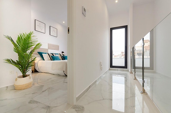 NØKKELFERDIG! Moderne villa med 3 soverom, privat basseng og takterrasse