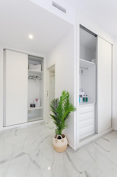 NØKKELFERDIG! Moderne villa med 3 soverom, privat basseng og takterrasse