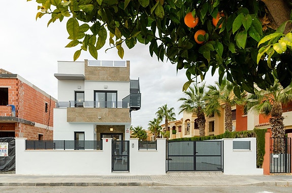 NØKKELFERDIG! Moderne villa med 3 soverom, privat basseng og takterrasse