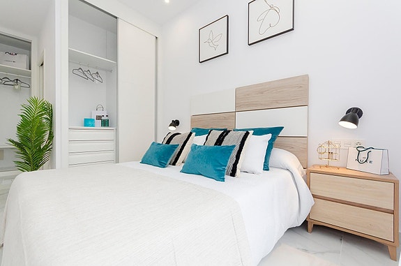 NØKKELFERDIG! Moderne villa med 3 soverom, privat basseng og takterrasse