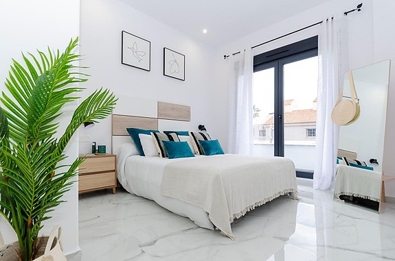 NØKKELFERDIG! Moderne villa med 3 soverom, privat basseng og takterrasse