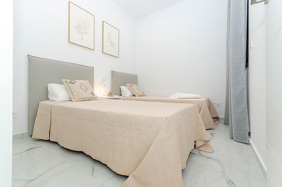 NØKKELFERDIG! Moderne villa med 3 soverom, privat basseng og takterrasse