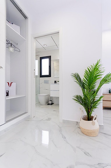 NØKKELFERDIG! Moderne villa med 3 soverom, privat basseng og takterrasse