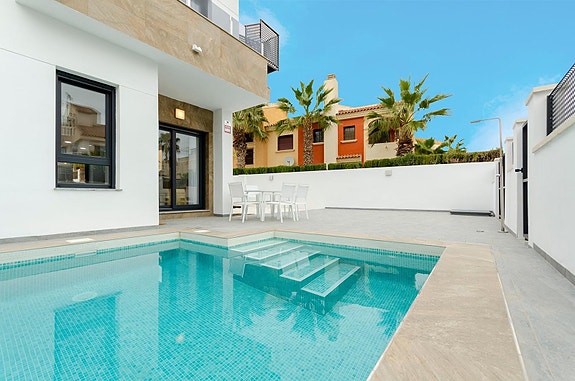 NØKKELFERDIG! Moderne villa med 3 soverom, privat basseng og takterrasse