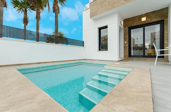 NØKKELFERDIG! Moderne villa med 3 soverom, privat basseng og takterrasse