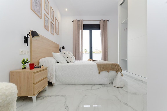 NØKKELFERDIG! Moderne villa med 3 soverom, privat basseng og takterrasse