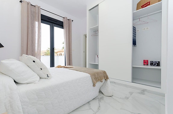 NØKKELFERDIG! Moderne villa med 3 soverom, privat basseng og takterrasse