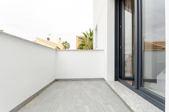 NØKKELFERDIG! Moderne villa med 3 soverom, privat basseng og takterrasse