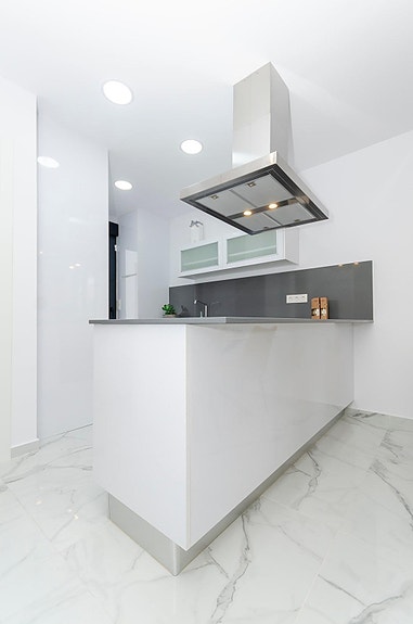 NØKKELFERDIG! Moderne villa med 3 soverom, privat basseng og takterrasse