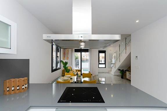 NØKKELFERDIG! Moderne villa med 3 soverom, privat basseng og takterrasse