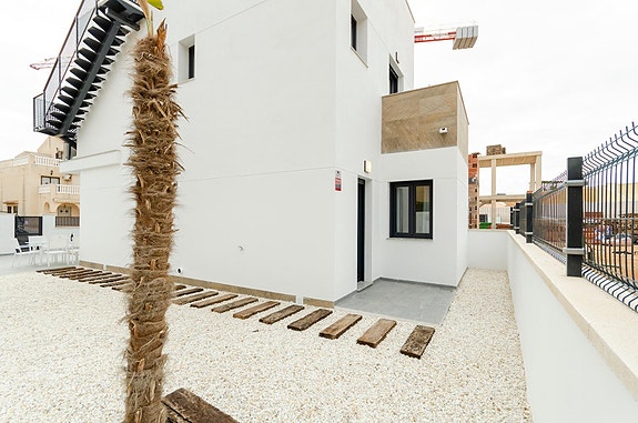 NØKKELFERDIG! Moderne villa med 3 soverom, privat basseng og takterrasse