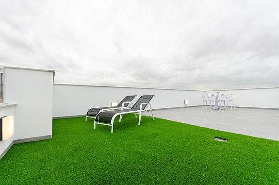 NØKKELFERDIG! Moderne villa med 3 soverom, privat basseng og takterrasse