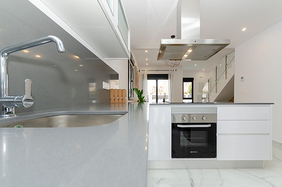 NØKKELFERDIG! Moderne villa med 3 soverom, privat basseng og takterrasse