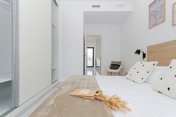 NØKKELFERDIG! Moderne villa med 3 soverom, privat basseng og takterrasse