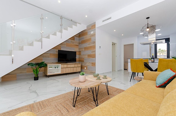 NØKKELFERDIG! Moderne villa med 3 soverom, privat basseng og takterrasse
