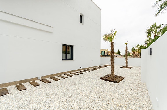NØKKELFERDIG! Moderne villa med 3 soverom, privat basseng og takterrasse