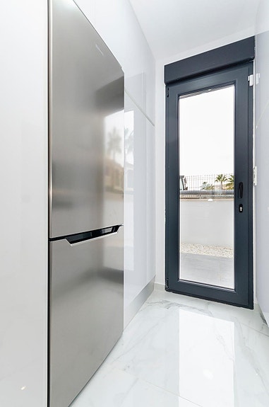 NØKKELFERDIG! Moderne villa med 3 soverom, privat basseng og takterrasse