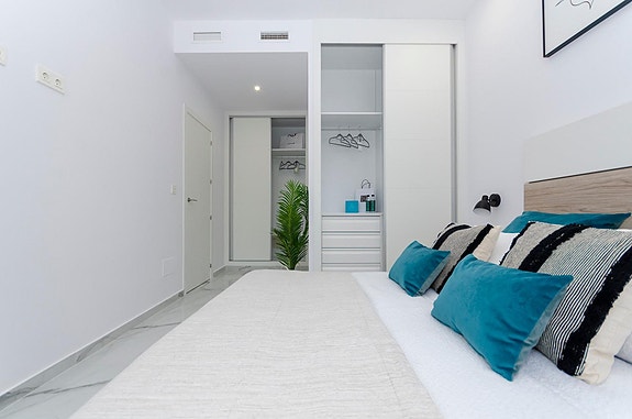NØKKELFERDIG! Moderne villa med 3 soverom, privat basseng og takterrasse