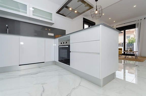 NØKKELFERDIG! Moderne villa med 3 soverom, privat basseng og takterrasse