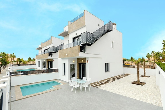 NØKKELFERDIG! Moderne villa med 3 soverom, privat basseng og takterrasse